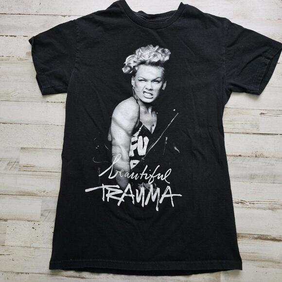 Pink Beautiful Trauma 2018 World Tour Black Short Sleeve Dual Tee Size SM - Picture 1 of 5